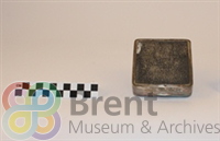 TH\CT\Museum catalogue\3D objects\2015_8_b_th.jpg; 2015.8; Cigarette tin; Cigarette tin